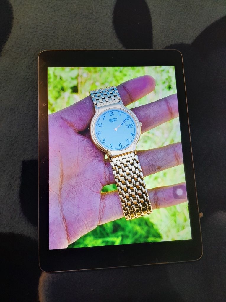 Ipad 9.7 инча 32 ГБ  (5 то- поколение )