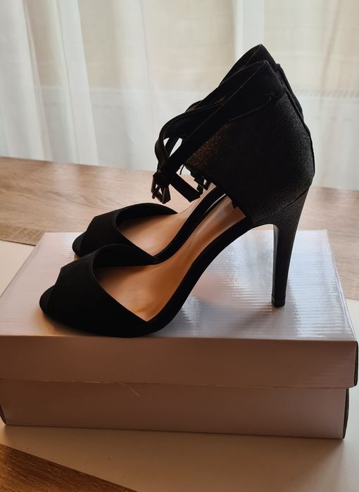 Sandale Stradivarius, matimea 38, negru, noi
