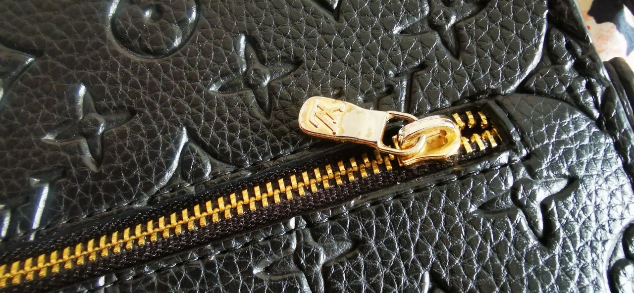 Дамска черна чанта Louis Vuitton