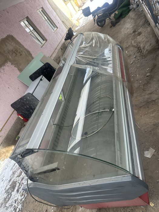 Витринный холодильник работает