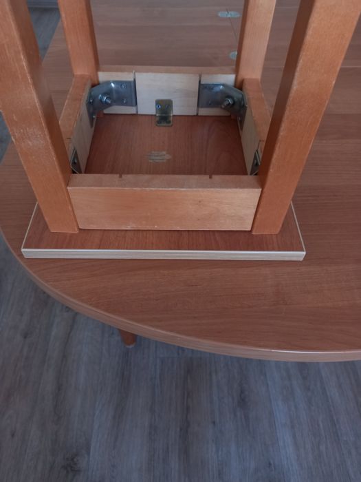 Продам стол с табуретками ,производство Россия, в отличном состоянии .