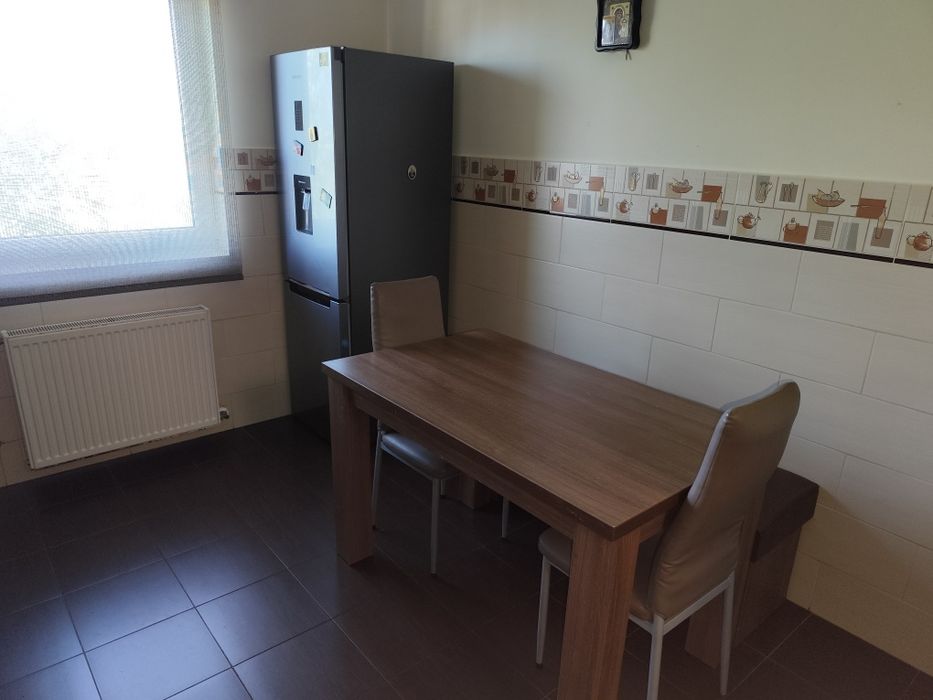 Închiriez apartament cu 2 camere