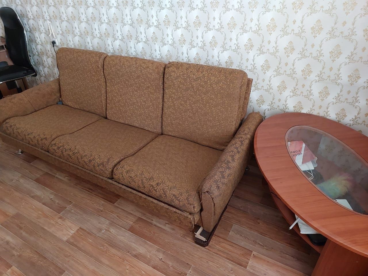 Мягкий уголок,  диван и два кресла.