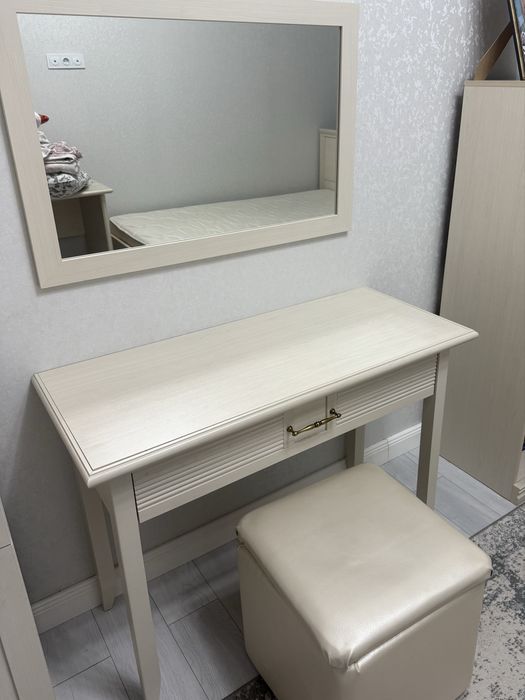 Туалетный столик с зеркалом и с пуфиком