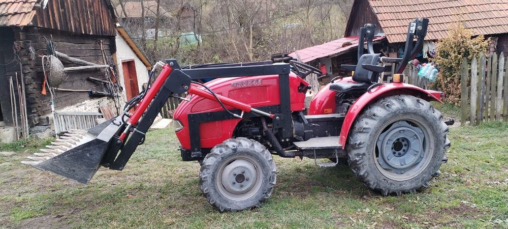 Vând tractor 4x4 Mahindra