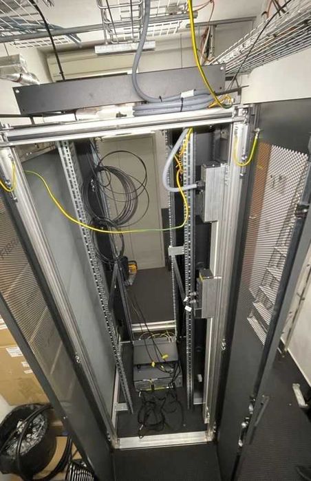 Server rack tip dulap Schneider Electric / APC NetShelter