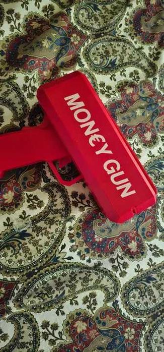 pistol petrecere arunca bani sau pliante