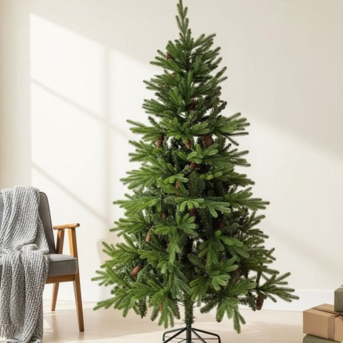 Красива коледна елха с естествено излъчване – празниците започват тук!