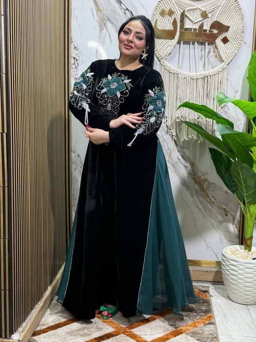 Срочно продам платье производство Дубай Миср размер 54новая серия