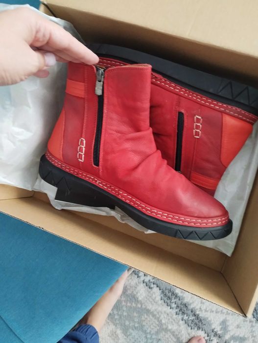Cizme din piele năbuc și converse
