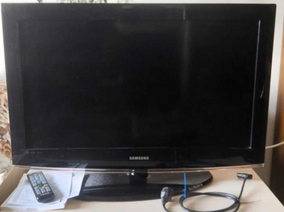 Телевизор ЖК Samsung LE32B450c4 на подставке