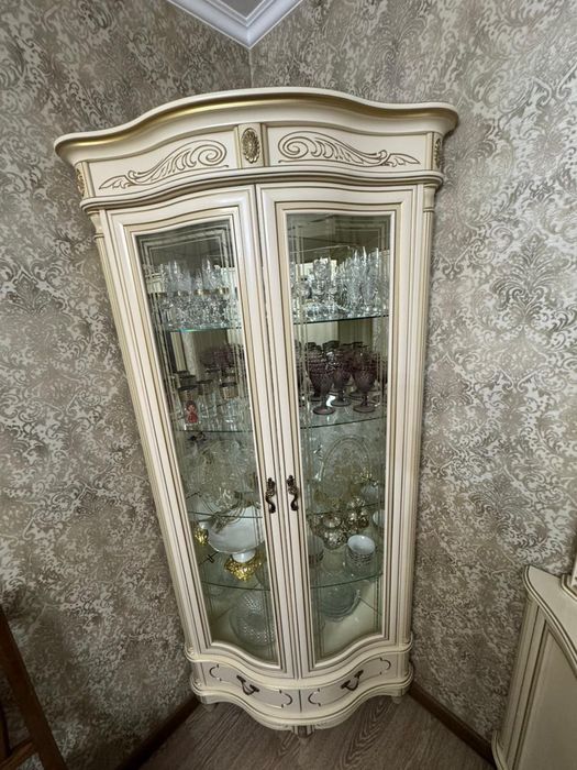 Угловой сервант хорошего качества