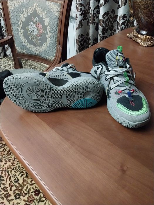 Мужские кроссовки 42размер