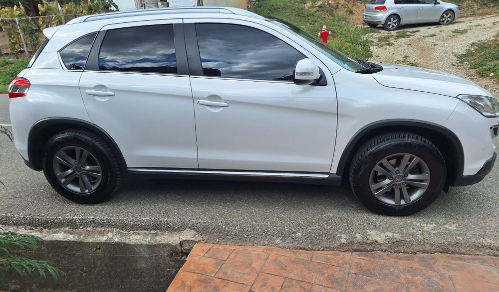 Vând Peugeot 4008 impecabil