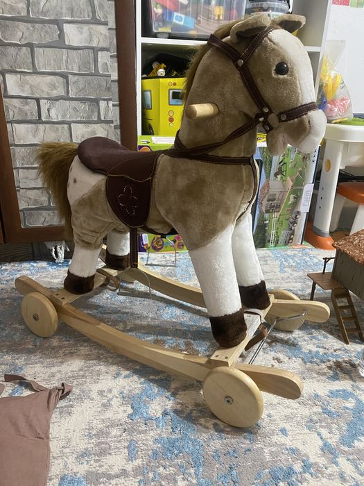 Продам детскую лошадку почти новую.