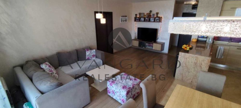 Продава се Тристаен апартамент в Пловдив, Тракия - 130 кв.м за 1924 €/кв.м - Снимка #1
