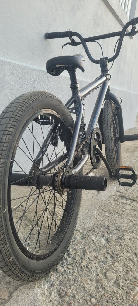 Vând BMX în stare buna cu mici zgârieturi cu 4 peguri