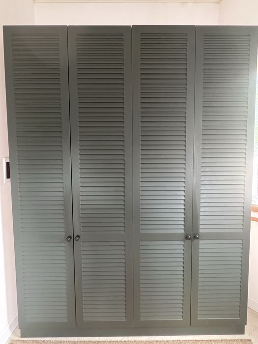 Красивый шкаф с размером Высота 2.48,ширина 1.90