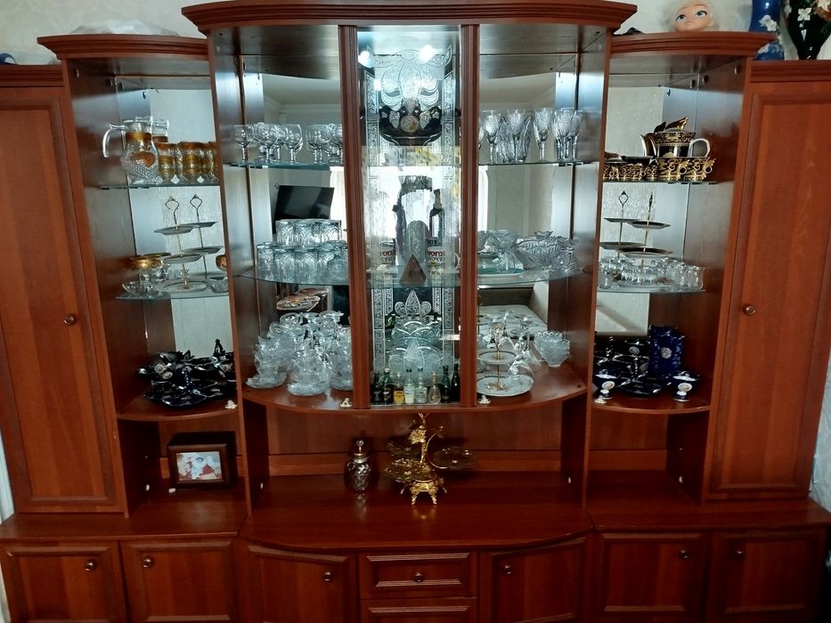 Сервант, стенка для посуд