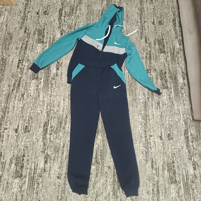 Костюм спортивный новый примерно на 10лет