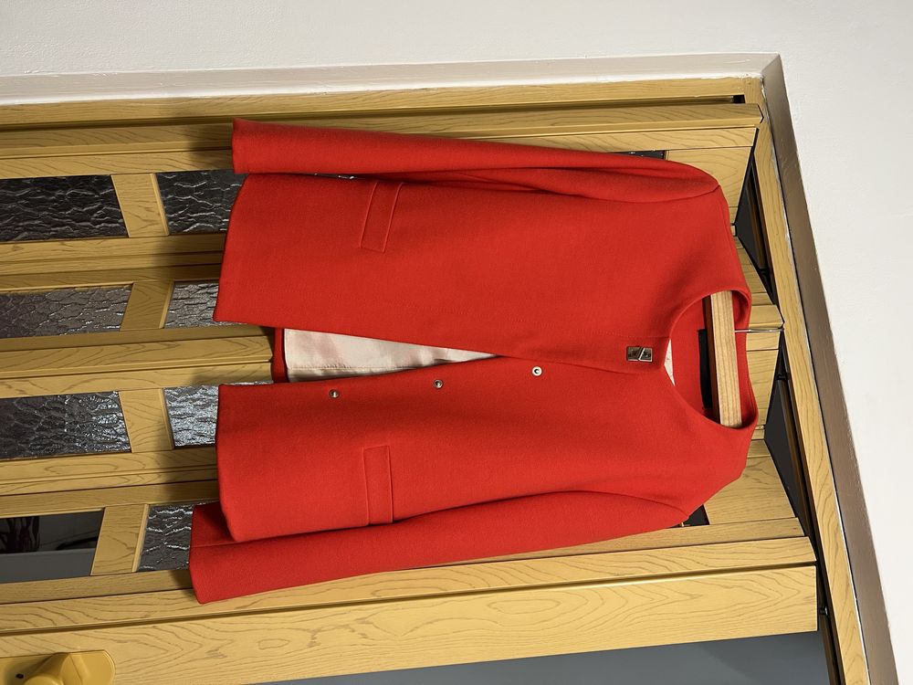Jacheta roșie marca Zara !