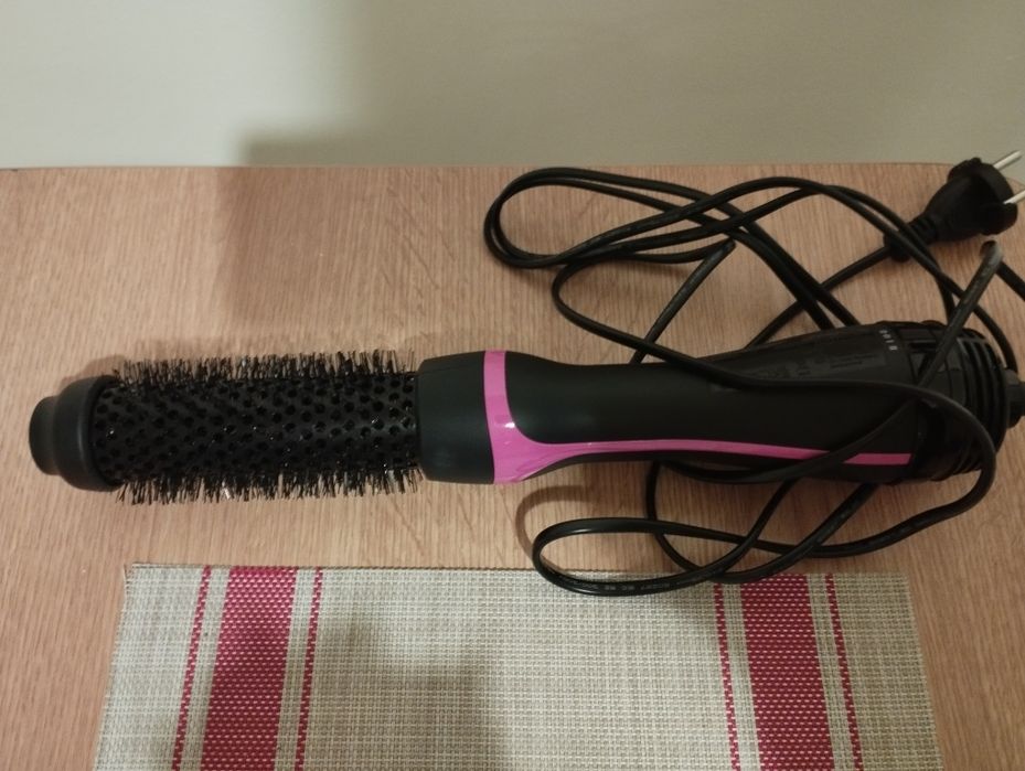 Perie cu aer cald, Revlon