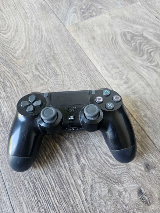 PS4 PRO  във добро състояние