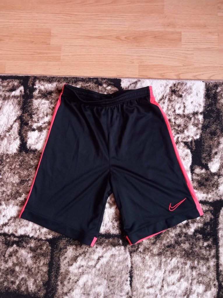 Vând pantaloni scurți Nike adolescenti