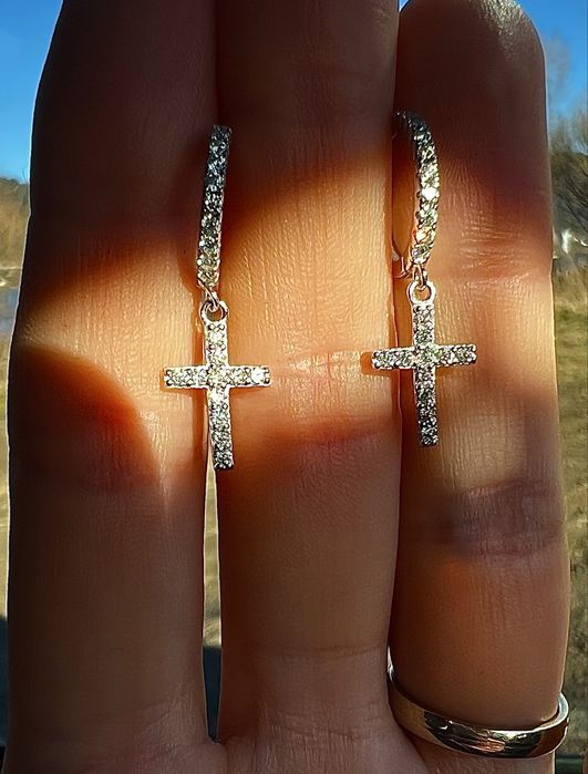 Cercei cruce cu moissanite