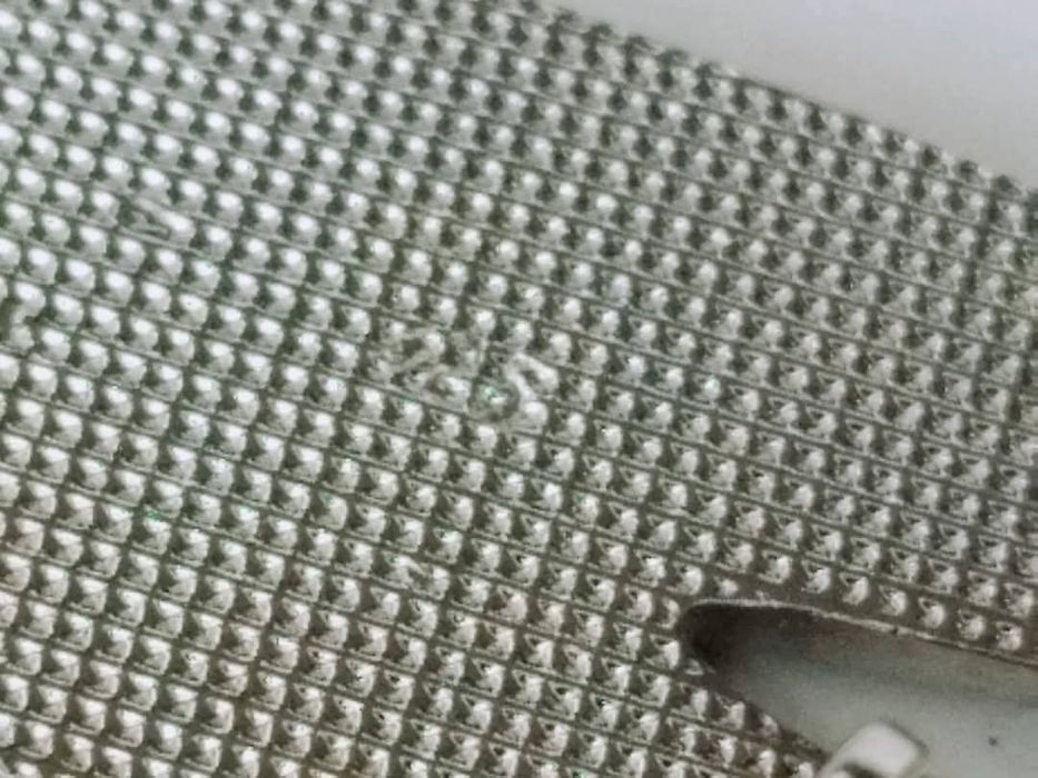 Veche brosa in forma de frunza cu email negru si pietre albe