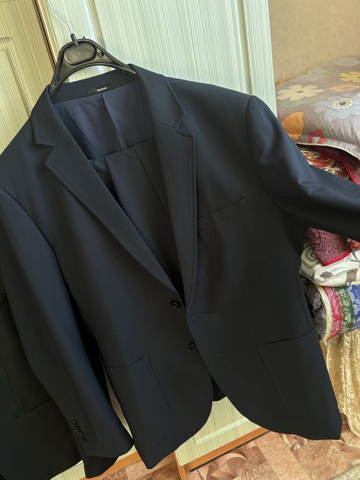 костюм продается один раз надел и стоит