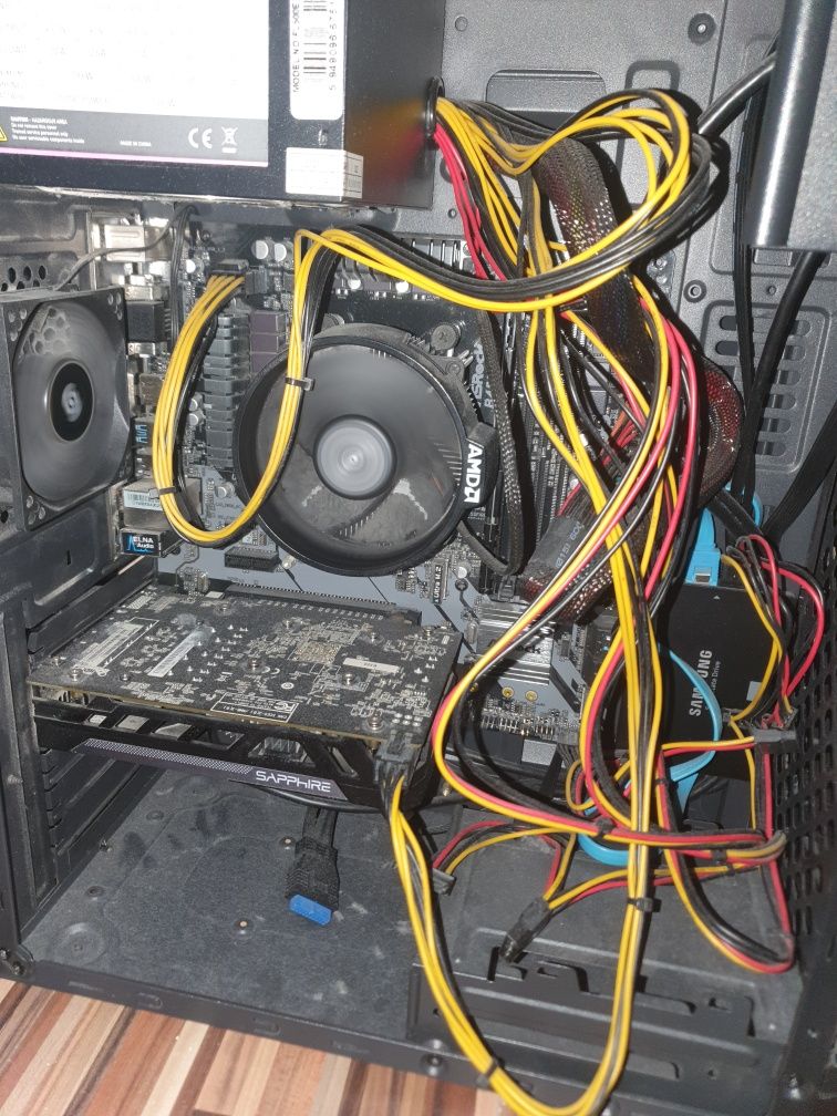 Vând calculator cu monitor de gaming