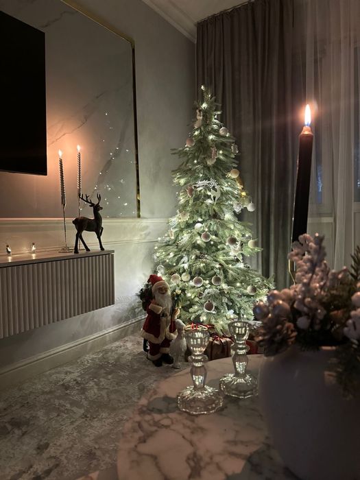 Продам елку новую почти