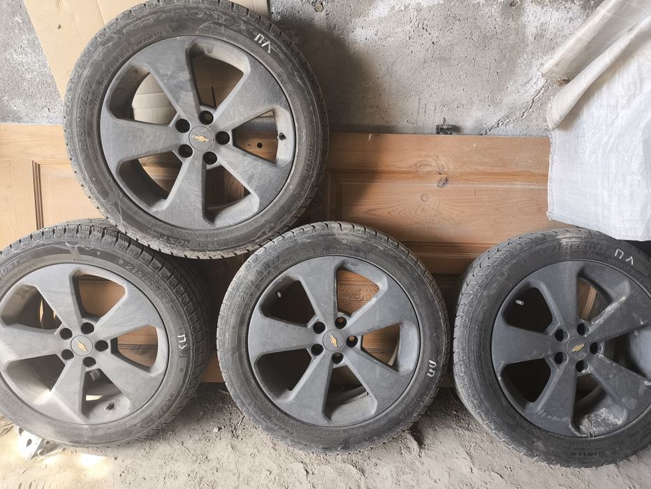 Продам комплект оригинальных дисков с шинами