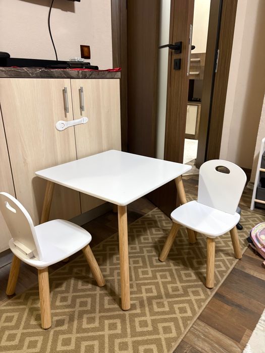 Детска маса със два стола