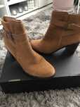 Botine dama scurte maro cu toc din piele intoarsa Camaieu marimea 39