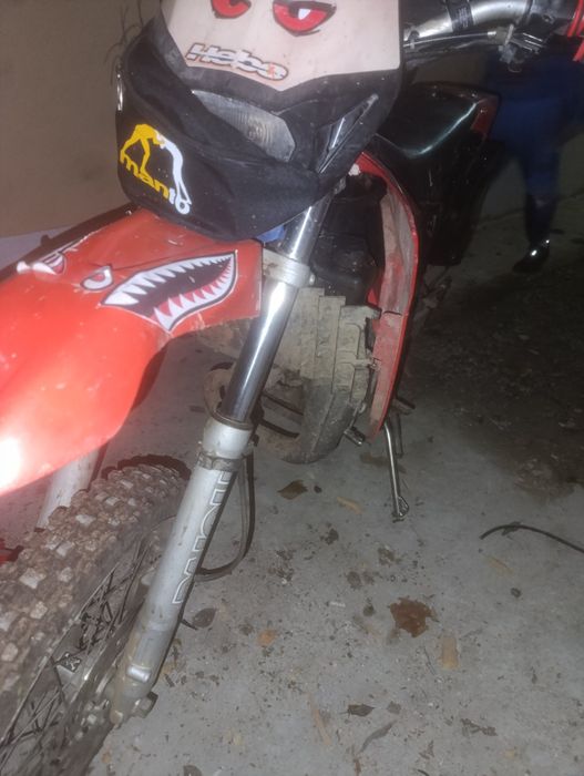 Мотора идва с цяла щата с резервни части и мотора върви отлично