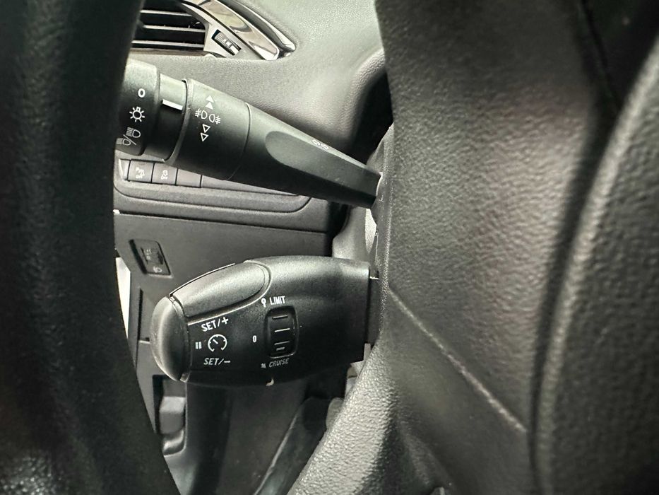 * Peugeot  208 *