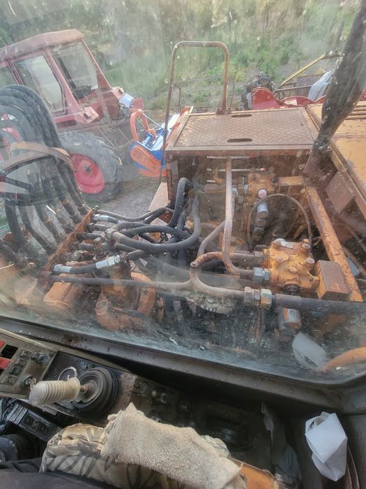 Vând excavator pe roti