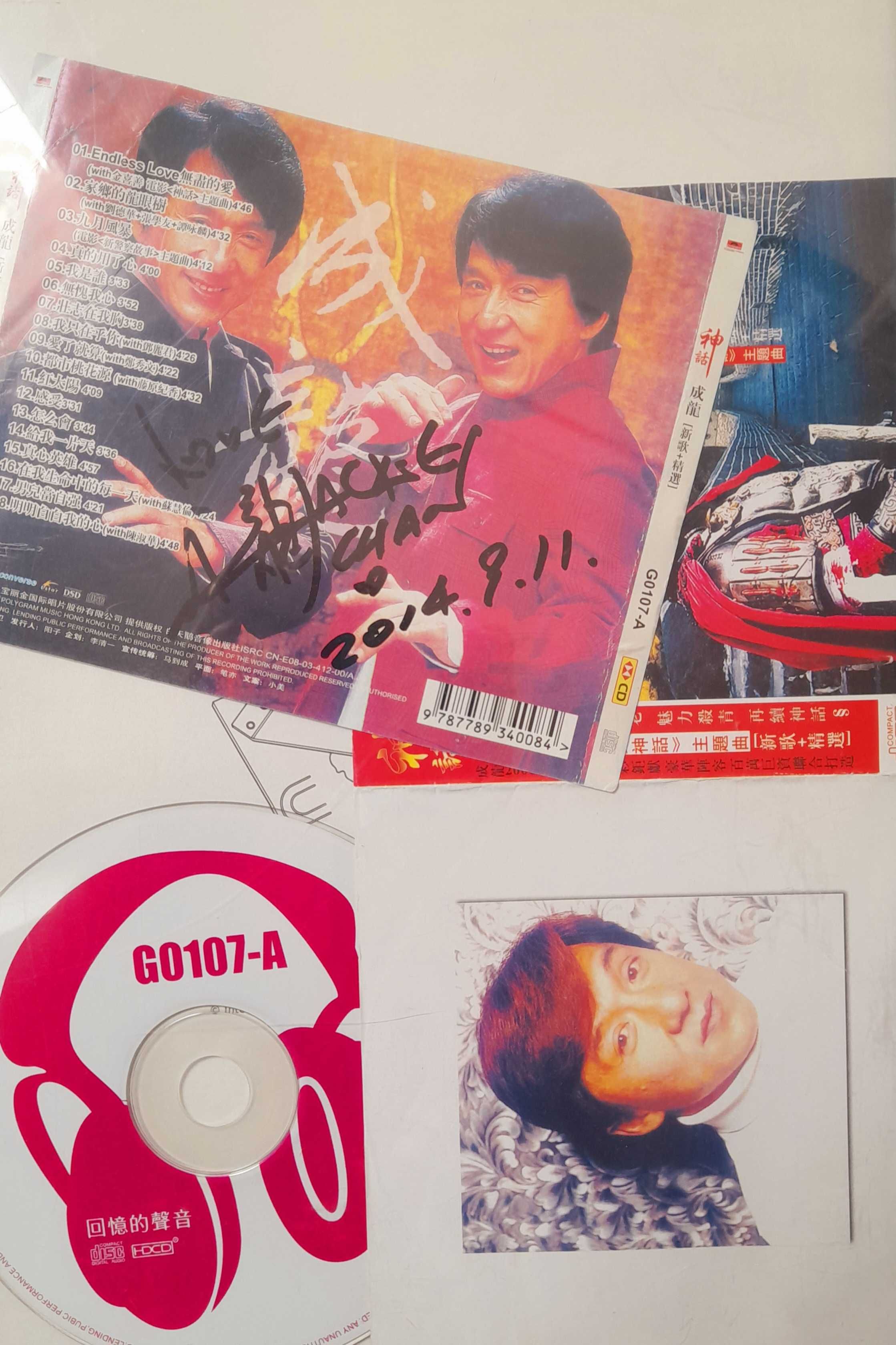 CD cu autograful original a lui Jackie Chan
