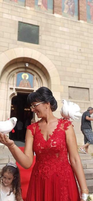 Porumbei albi și stâlpi florali în Iași