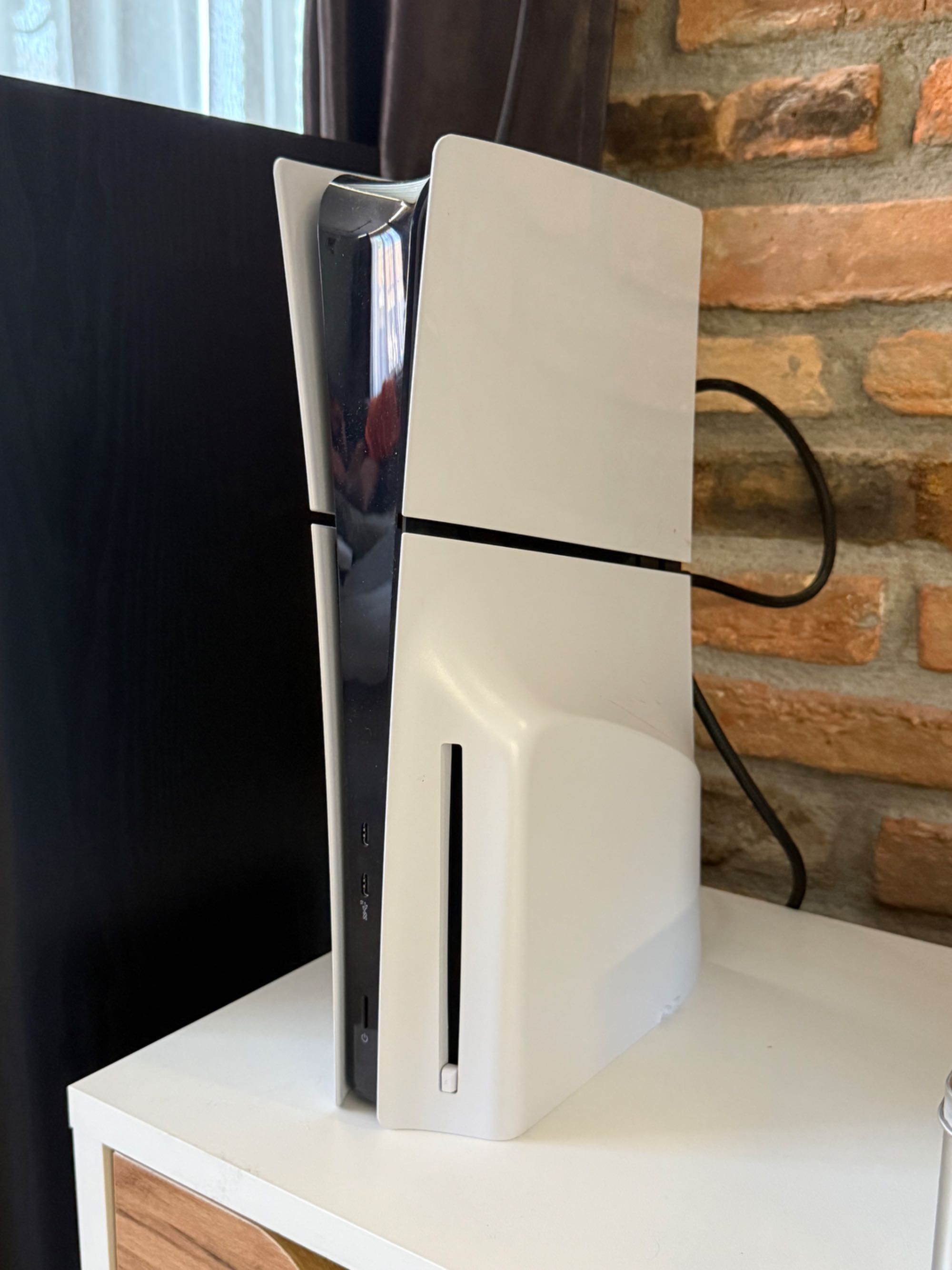Playstation 5 Slim 1TB + 2 контролера + 15 игри