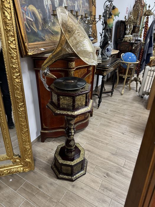 Gramofon din lemn cu picior si ornamente alama