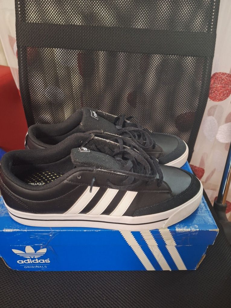 Adidasi Adidas barbati 44 2/3