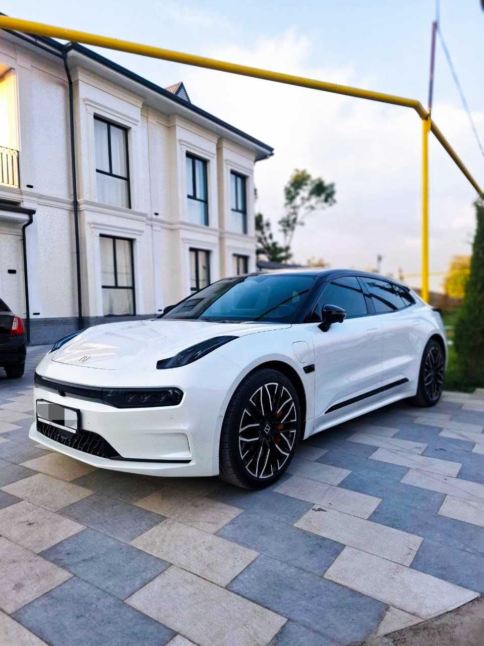 Zeekr 001 You Z Sport Full Alkantara salon R22 Pirelli Pnevma podveska