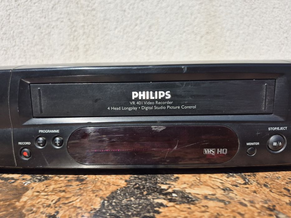 Vand video marca Philips model VR-401,made in Hungary 

- video casett