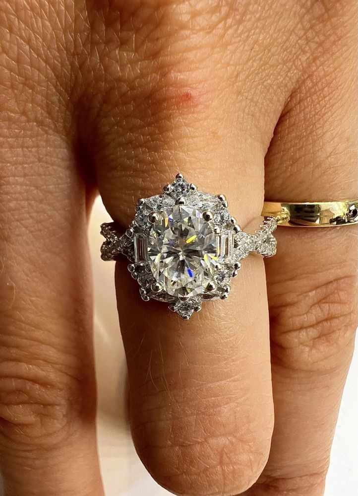 Inel cu moissanite oval 2 CT