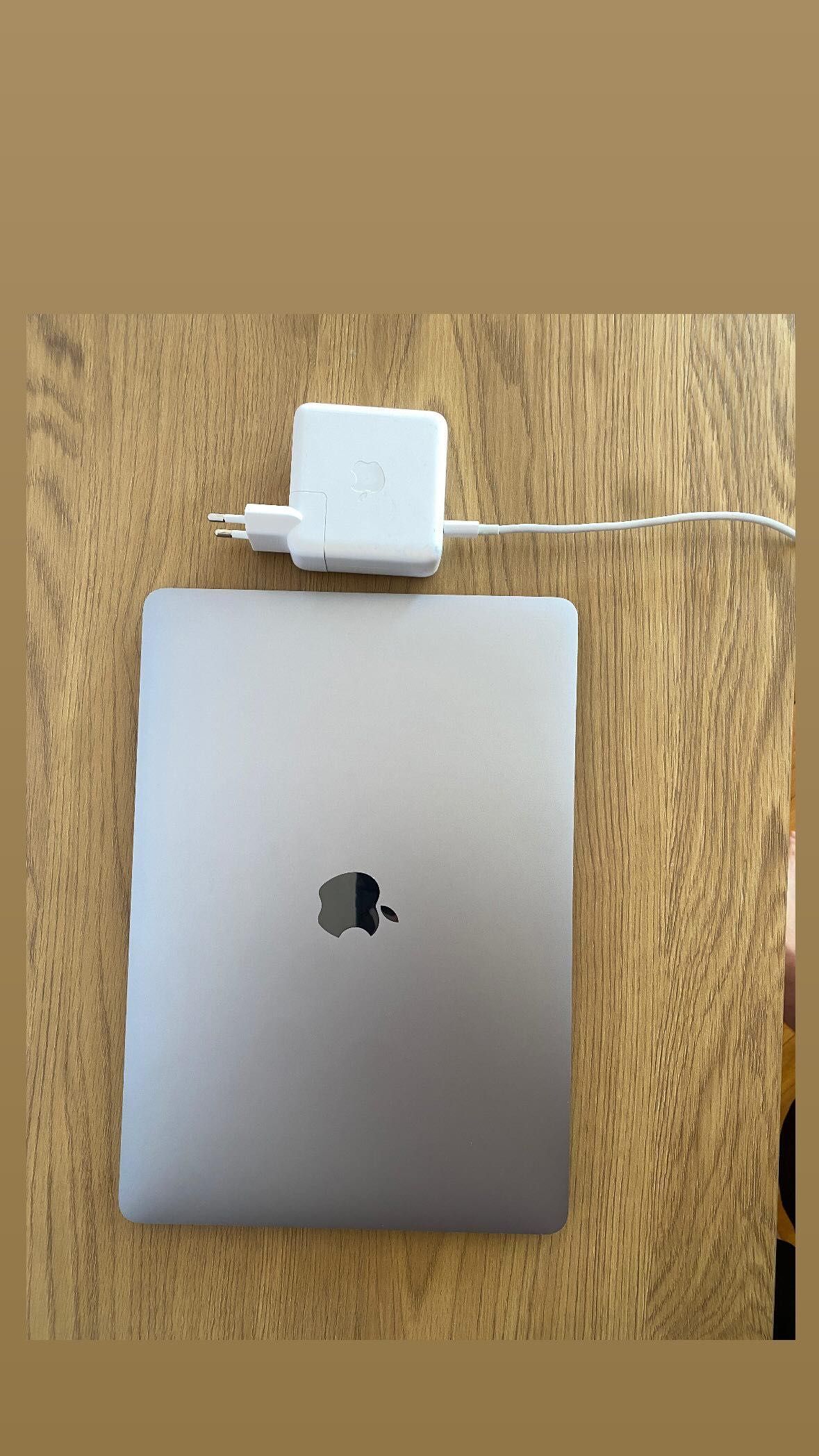 Продавам MacBook Pro 13 инча (2019) в отлично състояние
