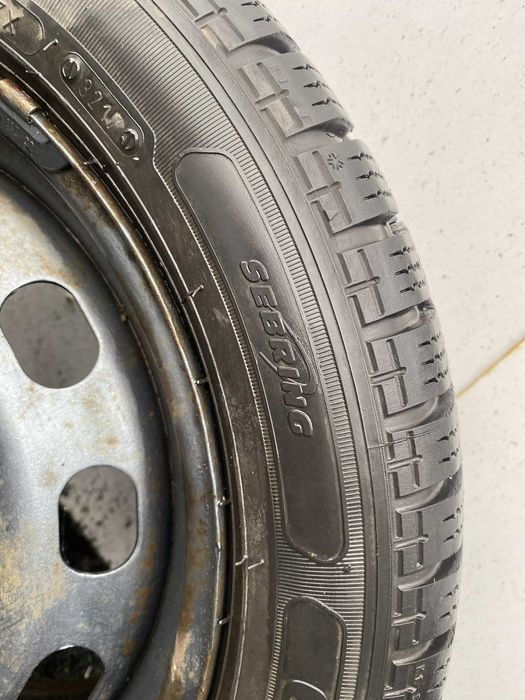 roti de iarna pentru ford cu jante de otel si capace de plastic