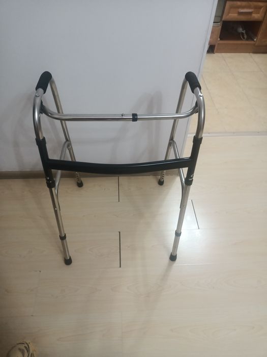 Продаются ходунки новые